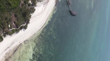 Zanzibar, Tanzanya - kıyıya yakın okyanusun dikey videosu, yavaş çekim