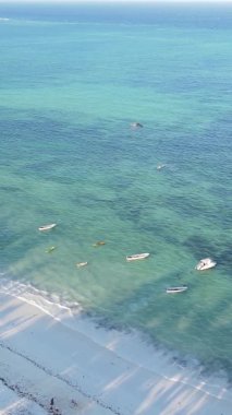 Zanzibar, Tanzanya - kıyıya yakın okyanusun dikey videosu, yavaş çekim