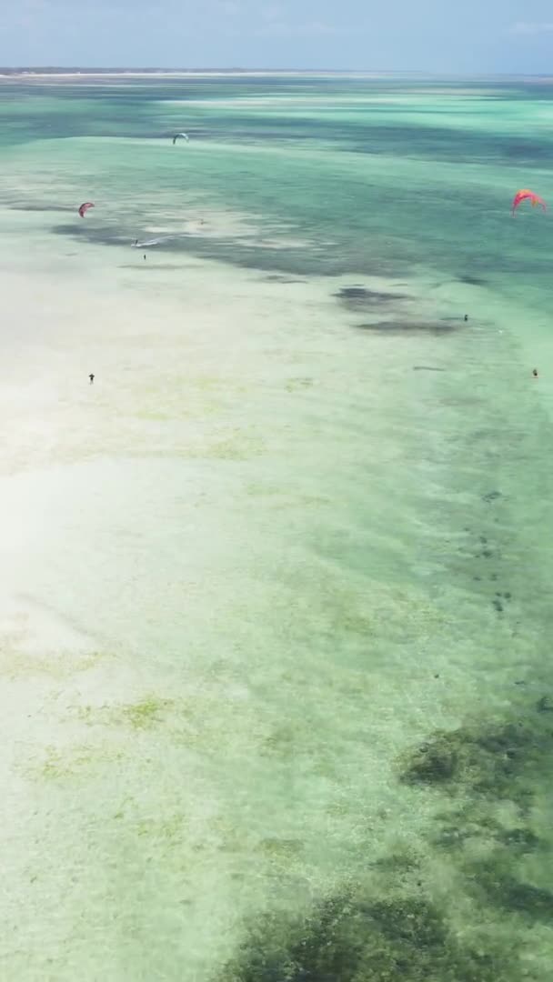 坦桑尼亚桑给巴尔 海岸附近海洋的垂直录像 慢镜头 — 图库视频影像