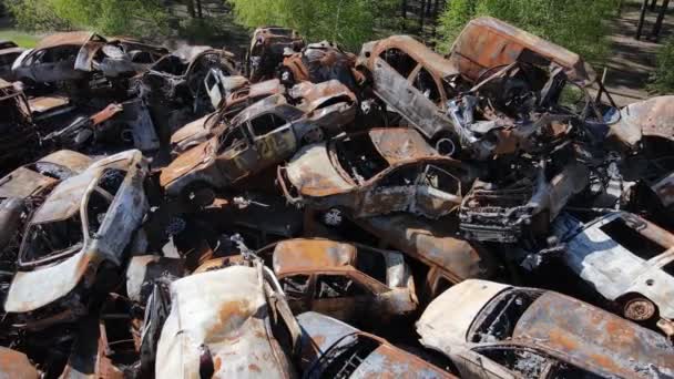 在乌克兰伊尔潘市被毁和遭枪击的汽车 战争的后果 — 图库视频影像
