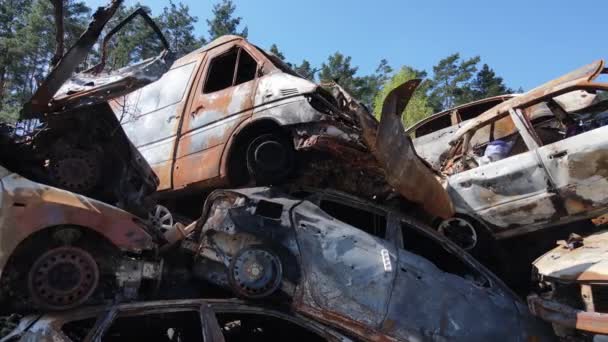 Καταστράφηκε Και Πυροβόλησε Αυτοκίνητα Στην Πόλη Του Irpin Ουκρανία Συνέπειες — Αρχείο Βίντεο