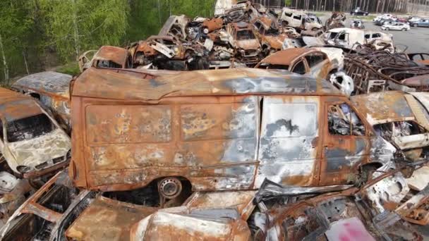 우크라이나 시에서 일어난 파괴되고 자동차에 사람들 — 비디오