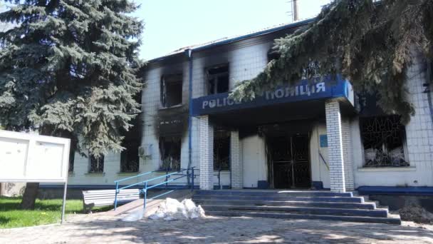 Πόλεμος Στην Ουκρανία Κατεστραμμένο Και Καμένο Κτίριο Του Αστυνομικού Τμήματος — Αρχείο Βίντεο