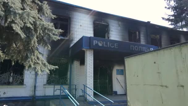 Πόλεμος Στην Ουκρανία Κατεστραμμένο Και Καμένο Κτίριο Του Αστυνομικού Τμήματος — Αρχείο Βίντεο