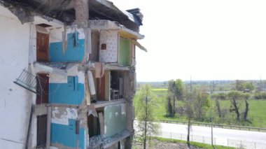 Ukrayna 'nın Kyiv bölgesindeki Borodyanka' daki yıkılmış konut binası