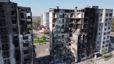 Ukrayna 'nın Kyiv bölgesindeki Borodyanka' daki yıkılmış konut binası
