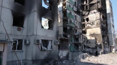 Ukrayna 'nın Kyiv bölgesindeki Borodyanka' daki yıkılmış konut binası