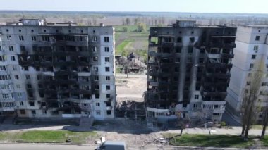 Ukrayna 'nın Kyiv bölgesindeki Borodyanka' daki yıkılmış konut binası