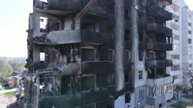 Ukrayna 'nın Kyiv bölgesindeki Borodyanka' daki yıkılmış konut binası