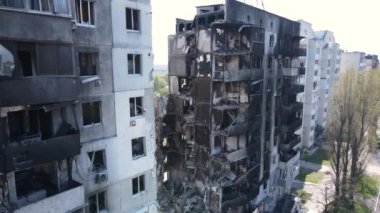 Ukrayna 'nın Kyiv bölgesindeki Borodyanka' daki yıkılmış konut binası