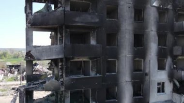 Ukrayna 'nın Kyiv bölgesindeki Borodyanka' daki yıkılmış konut binası