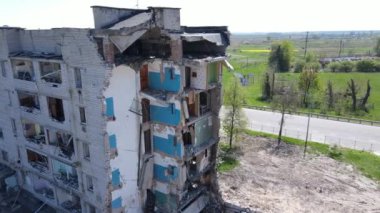 Ukrayna 'nın Kyiv bölgesindeki Borodyanka' daki yıkılmış konut binası