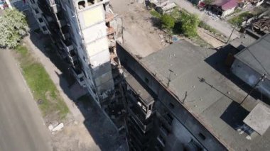 Ukrayna 'nın Kyiv bölgesindeki Borodyanka' daki yıkılmış konut binası