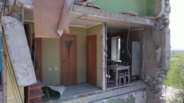 Ukrayna 'nın Kyiv bölgesindeki Borodyanka' daki yıkılmış konut binası