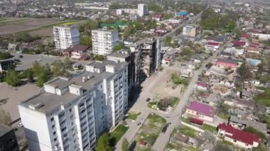 Ukrayna 'nın Kyiv bölgesindeki Borodyanka' daki yıkılmış konut binası