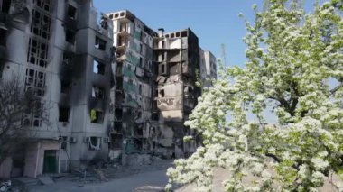 Ukrayna 'nın Kyiv bölgesindeki Borodyanka' daki yıkılmış konut binası