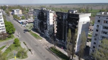 Ukrayna 'nın Kyiv bölgesindeki Borodyanka' daki yıkılmış konut binası