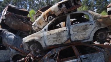 Ukrayna 'daki savaş: Kyiv yakınlarındaki Irpen şehrinde bir çöp yığını..