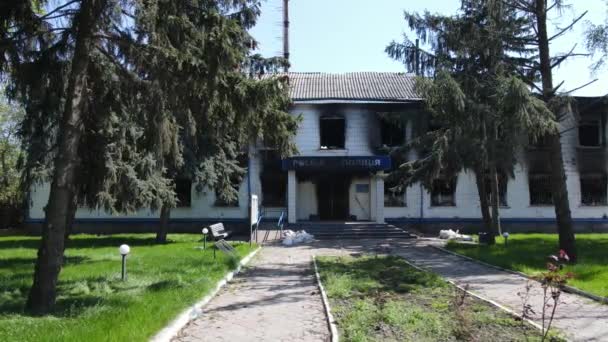 ウクライナでの戦争 キエフ地方ボロディアンカの警察署の破壊され焼かれた建物 — ストック動画