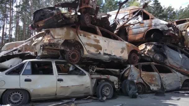 Guerra Ucraina Una Discarica Auto Sparate Bruciate Nella Città Irpen — Video Stock