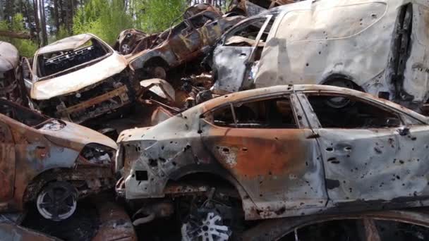 Πόλεμος Στην Ουκρανία Μια Χωματερή Πυροβολισμών Και Καμένων Αυτοκινήτων Στην — Αρχείο Βίντεο