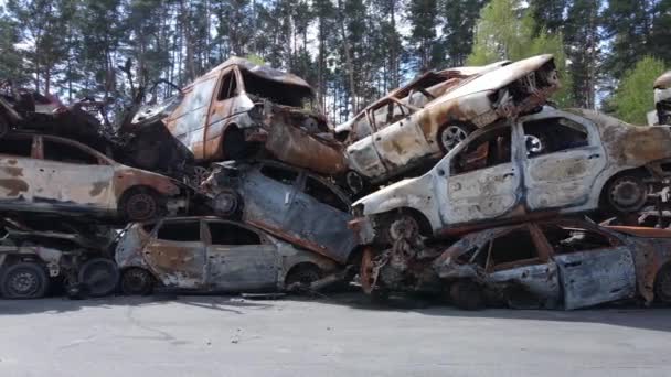 Krieg Der Ukraine Eine Müllkippe Voller Angeschossener Und Verbrannter Autos — Stockvideo