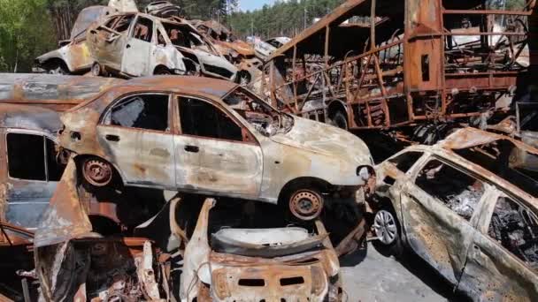 Війна Україні Звалище Вогнепальної Зброї Спалення Автомобілів Місті Ірпен Поблизу — стокове відео
