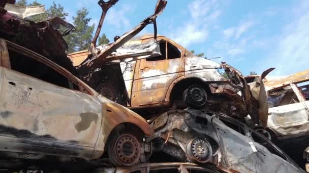 Wojna Ukrainie Wysypisko Postrzelonych Spalonych Samochodów Mieście Irpen Koło Kijowa — Wideo stockowe