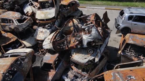 Війна Україні Звалище Вогнепальної Зброї Спалення Автомобілів Місті Ірпен Поблизу — стокове відео