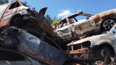 Ukrayna 'daki savaş: Kyiv yakınlarındaki Irpen şehrinde bir çöp yığını..