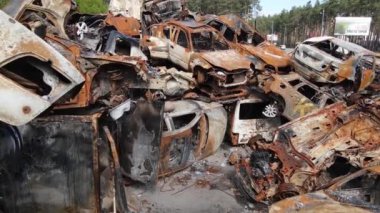 Ukrayna 'daki savaş: Kyiv yakınlarındaki Irpen şehrinde bir çöp yığını..