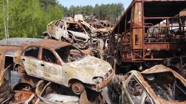 Война Украине Свалка Обстрелянных Сожжённых Автомобилей Городе Ирпен Киевом — стоковое видео