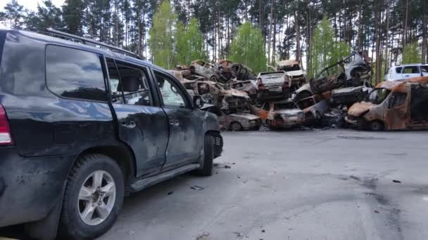 Oorlog Oekraïne Een Stortplaats Van Neergeschoten Verbrande Auto Stad Irpen — Stockvideo