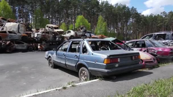 Krieg Der Ukraine Eine Müllkippe Voller Angeschossener Und Verbrannter Autos — Stockvideo