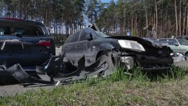 Guerra Ucrania Vertedero Disparos Coches Quemados Ciudad Irpen Cerca Kiev — Vídeos de Stock