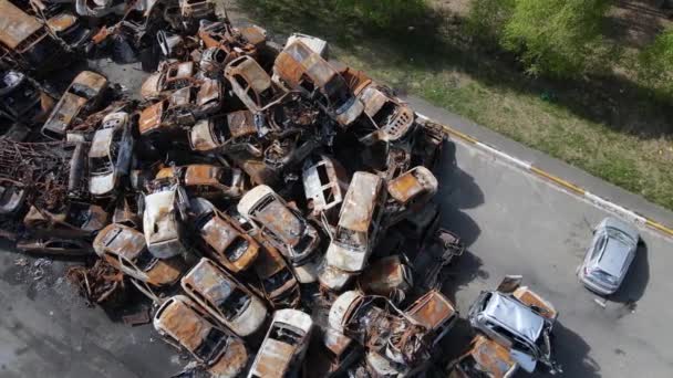 Πόλεμος Στην Ουκρανία Μια Χωματερή Πυροβολισμών Και Καμένων Αυτοκινήτων Στην — Αρχείο Βίντεο