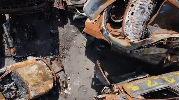 ウクライナでの戦争 キエフ近くのイルペンの街で撃たれ焼かれた車のダンプ — ストック動画