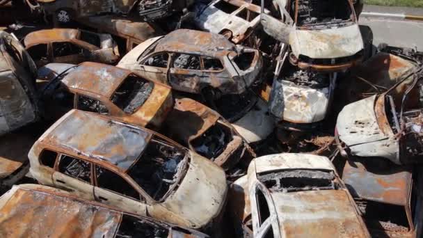 Oorlog Oekraïne Een Stortplaats Van Neergeschoten Verbrande Auto Stad Irpen — Stockvideo