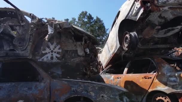 ウクライナでの戦争 キエフ近くのイルペンの街で撃たれ焼かれた車のダンプ — ストック動画