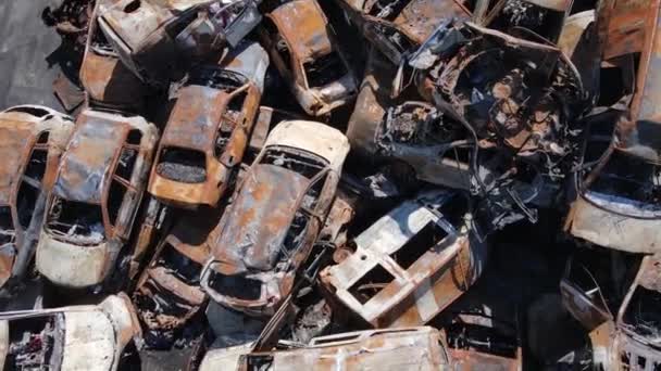 Oorlog Oekraïne Een Stortplaats Van Neergeschoten Verbrande Auto Stad Irpen — Stockvideo