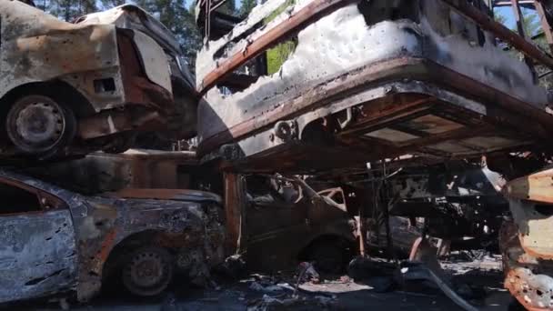 Guerra Ucrania Vertedero Disparos Coches Quemados Ciudad Irpen Cerca Kiev — Vídeos de Stock