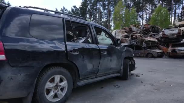 乌克兰战争 基辅附近伊尔彭市的枪弹和焚烧汽车的垃圾堆 — 图库视频影像
