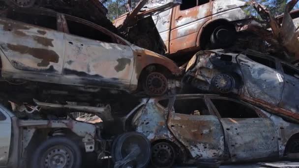 Война Украине Свалка Обстрелянных Сожжённых Автомобилей Городе Ирпен Киевом — стоковое видео