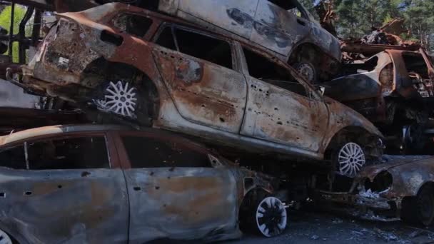 Krig Ukraina Soptipp Skott Och Brända Bilar Staden Irpen Nära — Stockvideo
