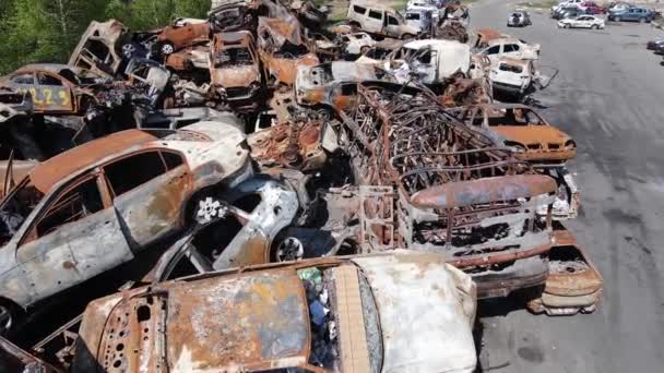Guerra Ucraina Una Discarica Auto Sparate Bruciate Nella Città Irpen — Video Stock