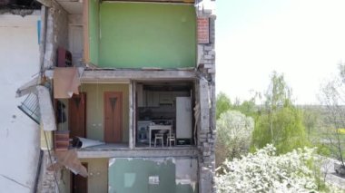 Ukrayna 'nın Kyiv bölgesindeki Borodyanka' daki harabe konut binası