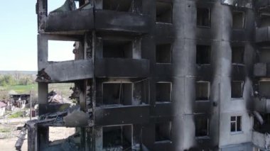 Ukrayna 'nın Kyiv bölgesindeki Borodyanka' daki harabe konut binası