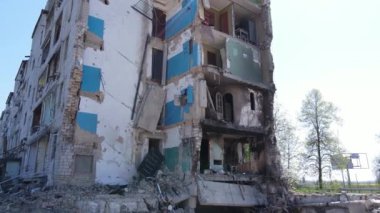 Ukrayna 'nın Kyiv bölgesindeki Borodyanka' daki harabe konut binası