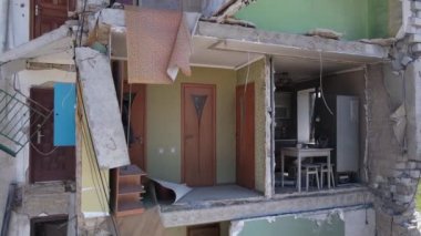 Ukrayna 'nın Kyiv bölgesindeki Borodyanka' daki harabe konut binası