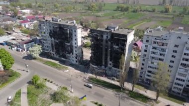 Ukrayna 'nın Kyiv bölgesindeki Borodyanka' daki harabe konut binası